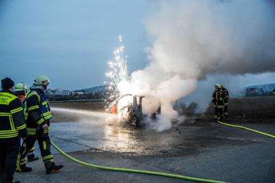 Waiblingen: Smart geht an Landstrasse in Flammen auf